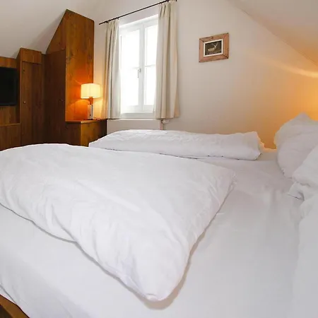 Semi-detached Houses, Turf House Feriehus *