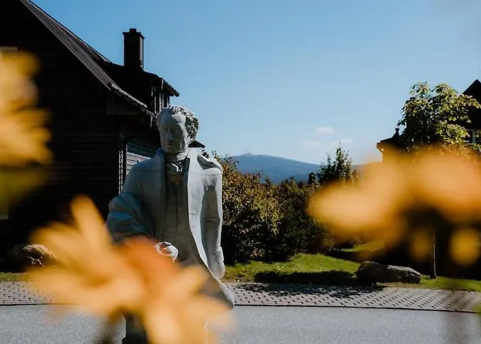 Semi-detached Houses, Turf House 度假居